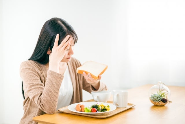 食欲がなくなる人、食欲が止まらなくなる人など症状はそれぞれ。