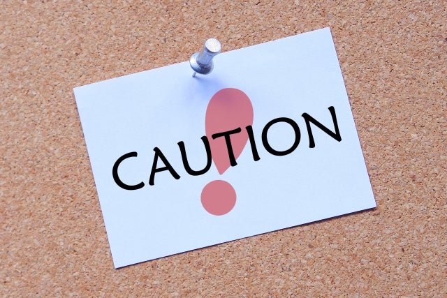 コルクボードに貼られたcaution