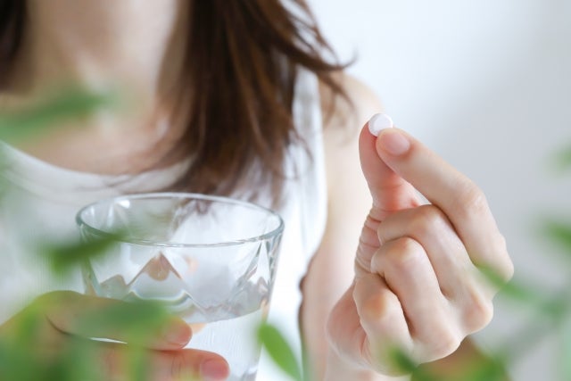 いざビタミンDサプリを始めようと思っても、「飲むタイミングはいつがいいのか」「男性も一緒に飲んだほうがいいのか」など、細かな疑問が出てきます