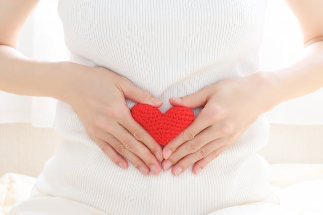 ビタミンDは、着床のしやすさやホルモンバランス、妊娠の維持、さらに精子の質にも関わる、妊活にとって大切な栄養素です。しかし、食事や日光だけで十分な量を保つのは難しく、気づかないうちに不足してしまう方も少なくありません。