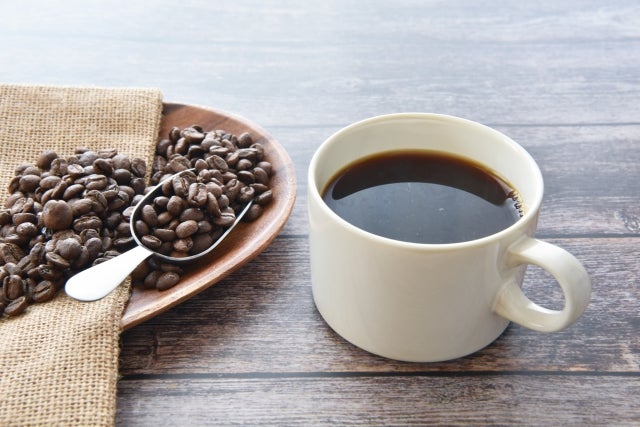 妊活中のカフェインの摂りすぎは妊娠率を低下させてしまいますが、コーヒーや紅茶を飲む習慣がある人がすべてやめてしまうのはストレスがたまるでしょう。そんなときはノンカフェインやデカフェ、カフェインレスを選ぶのがおすすめですよ。