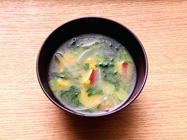 小松菜とさつまいもの味噌汁