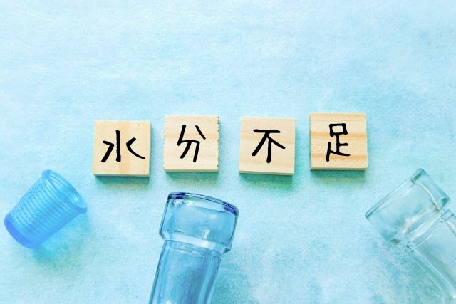 産後の便秘の原因4つ目は、水分不足です。体内の水分が不足すると、腸で便の水分が吸収され、便が硬くなりやすくなります。