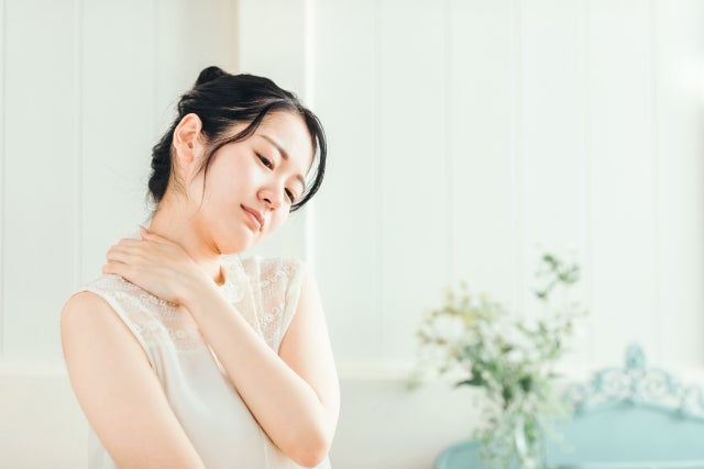 産後の頭痛の原因2つ目は、肩や首のこり・姿勢です。同じ姿勢が長時間続くと、首や肩の筋肉に負担がかかり、筋肉が緊張して血流が悪くなることで、頭痛につながる場合があります。