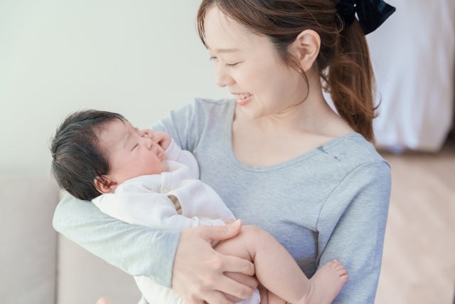 産後は、ホルモンバランスの変化や肩・首のこり、睡眠不足などで頭痛が起こりやすくなります。日常生活でできる対策を取り入れてみましょう。