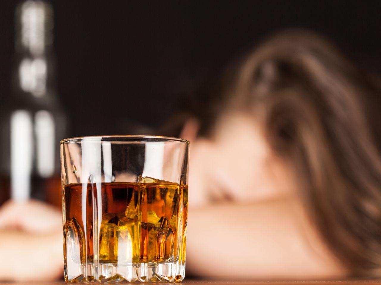 妊活中の女性も、過度な飲酒には注意が必要です。また、妊娠がわかったあとは「適量なら大丈夫」ではなく、飲酒を完全に避けることが推奨されています。